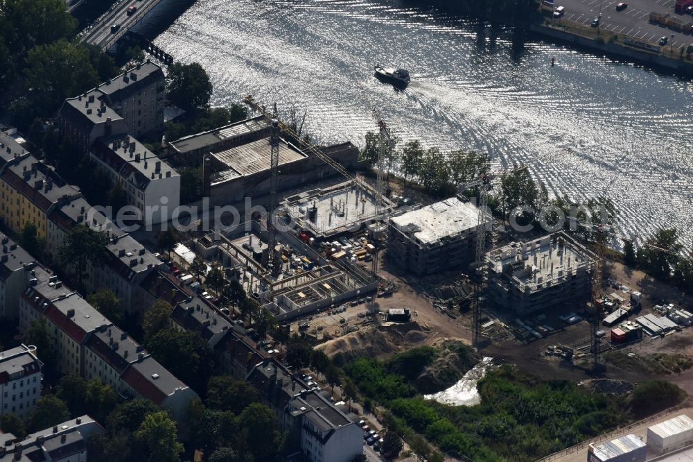 Aerial image Berlin - Construction site of the MBN Bau AG to build a new multi-family residential complex in the Tabbertstrasse on the river banks of the Spree in Berlin