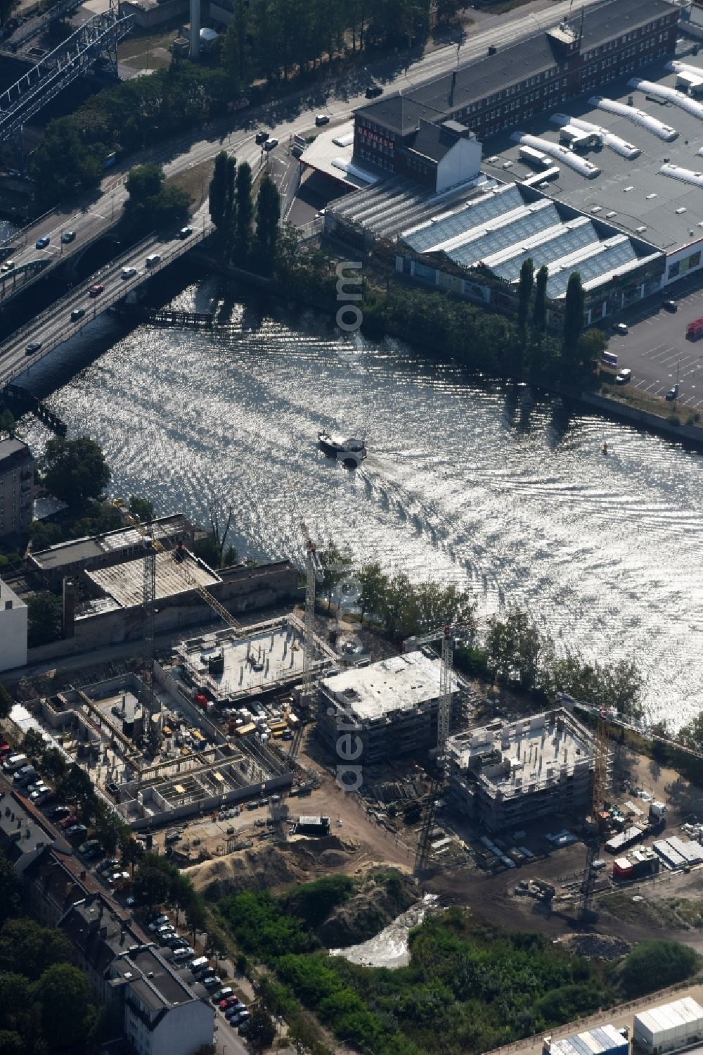 Aerial photograph Berlin - Construction site of the MBN Bau AG to build a new multi-family residential complex in the Tabbertstrasse on the river banks of the Spree in Berlin