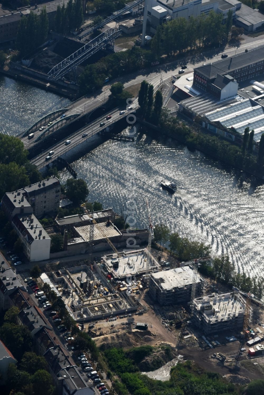 Berlin from above - Construction site of the MBN Bau AG to build a new multi-family residential complex in the Tabbertstrasse on the river banks of the Spree in Berlin