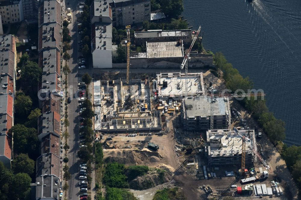 Berlin from the bird's eye view: Construction site of the MBN Bau AG to build a new multi-family residential complex in the Tabbertstrasse on the river banks of the Spree in Berlin