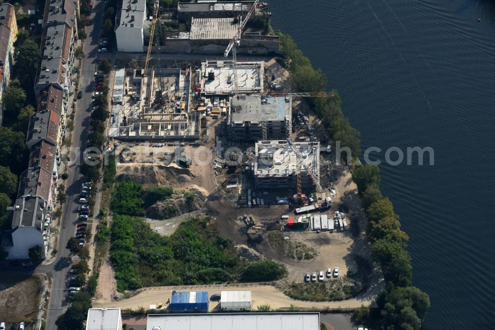 Aerial image Berlin - Construction site of the MBN Bau AG to build a new multi-family residential complex in the Tabbertstrasse on the river banks of the Spree in Berlin