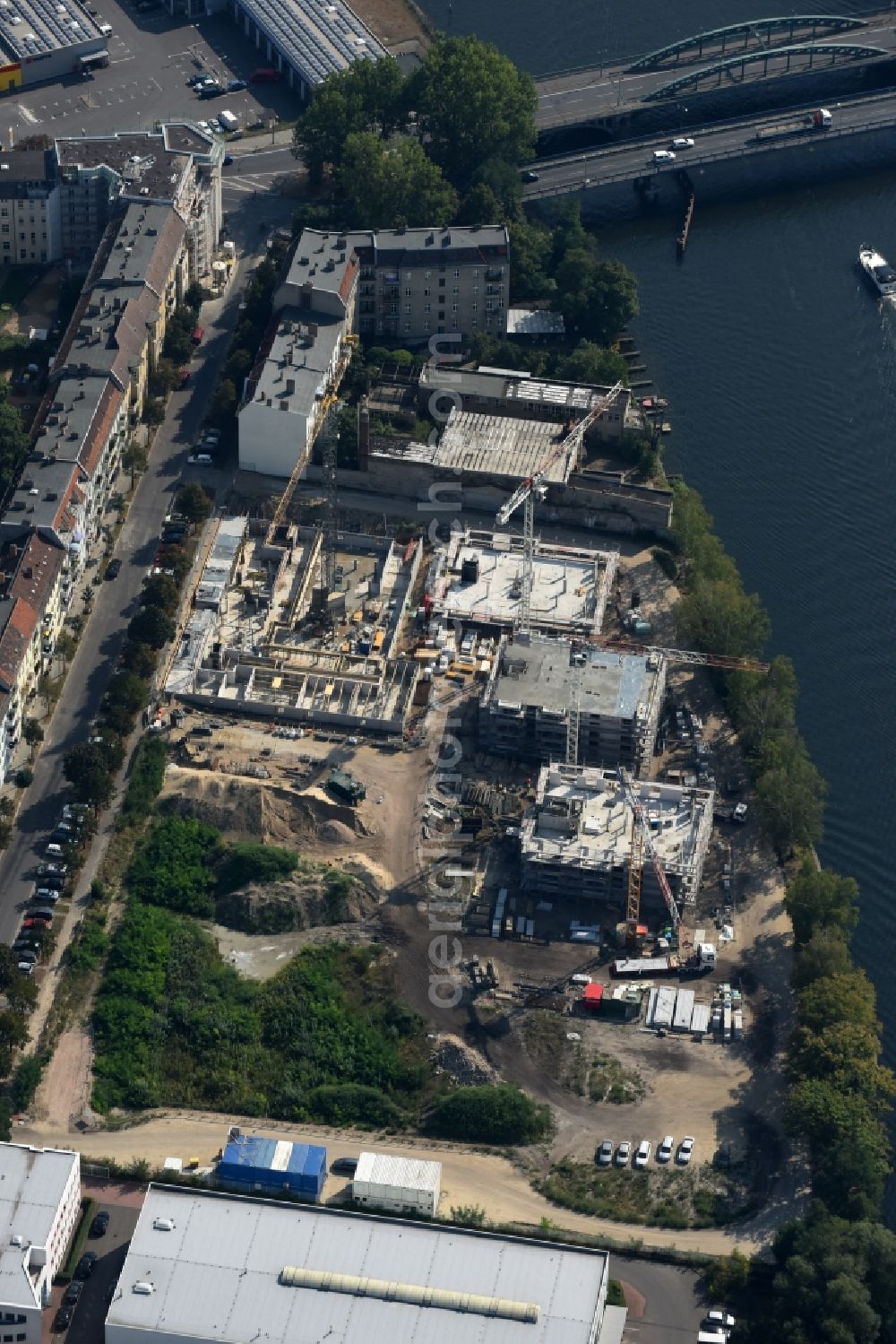 Aerial photograph Berlin - Construction site of the MBN Bau AG to build a new multi-family residential complex in the Tabbertstrasse on the river banks of the Spree in Berlin