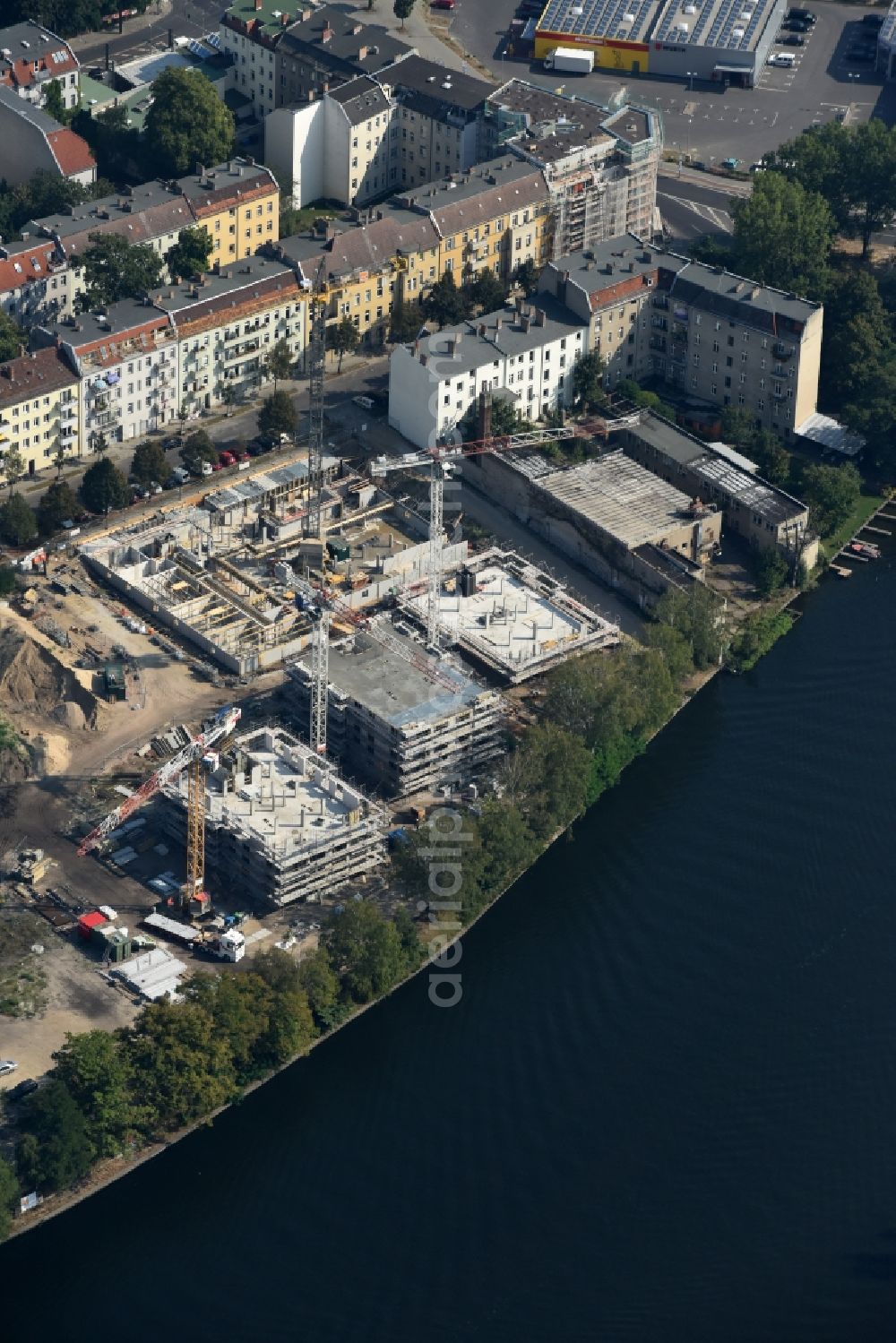 Berlin from the bird's eye view: Construction site of the MBN Bau AG to build a new multi-family residential complex in the Tabbertstrasse on the river banks of the Spree in Berlin