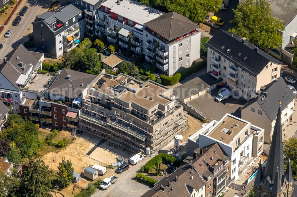 Heiligenhaus from the bird's eye view: Construction site to build a new multi-family residential complex of Tecklenburg GmbH on Linoffeldstrasse in Heiligenhaus in the state North Rhine-Westphalia, Germany