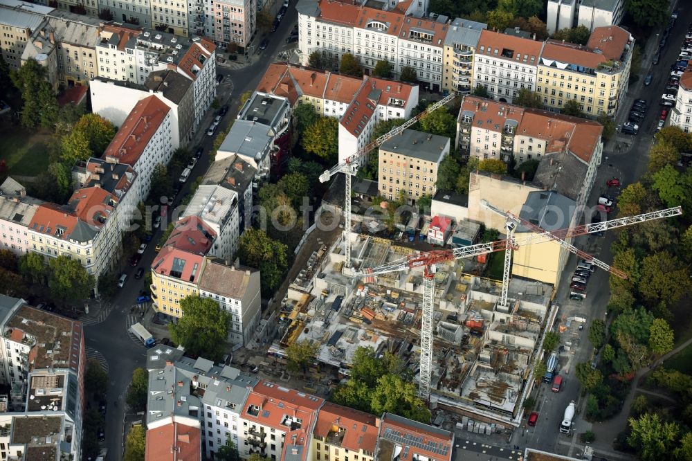 Berlin from the bird's eye view: Construction site to build a new multi-family residential complex Templiner Park der BEWOCON Berliner Wohnbau Consult GmbH an der Templiner Strasse Ecke Fehrbelliner Strasse in Berlin