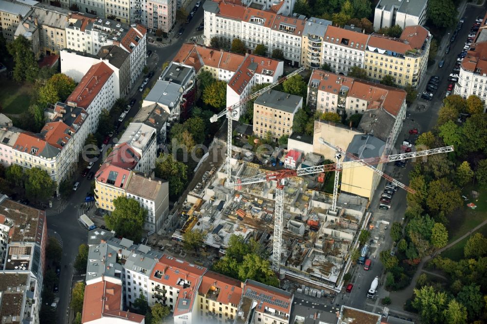 Aerial photograph Berlin - Construction site to build a new multi-family residential complex Templiner Park der BEWOCON Berliner Wohnbau Consult GmbH an der Templiner Strasse Ecke Fehrbelliner Strasse in Berlin