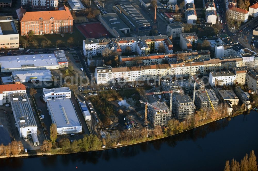 Aerial image Berlin - Construction site of the MBN Bau AG to build a new multi-family residential complex in the Tabbertstrasse on the river banks of the Spree in Berlin