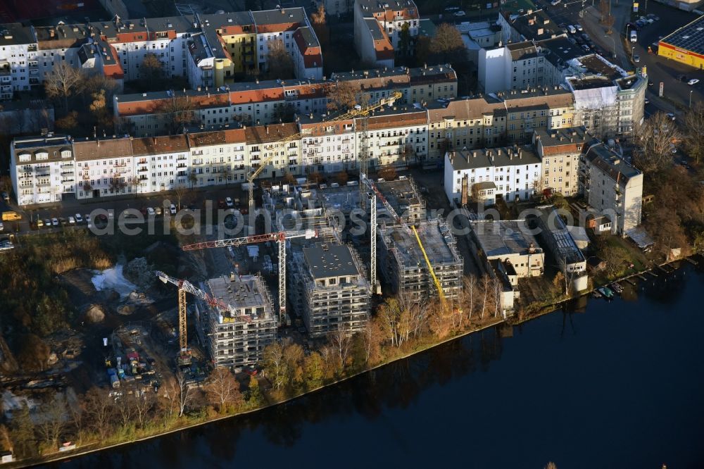 Aerial photograph Berlin - Construction site of the MBN Bau AG to build a new multi-family residential complex in the Tabbertstrasse on the river banks of the Spree in Berlin