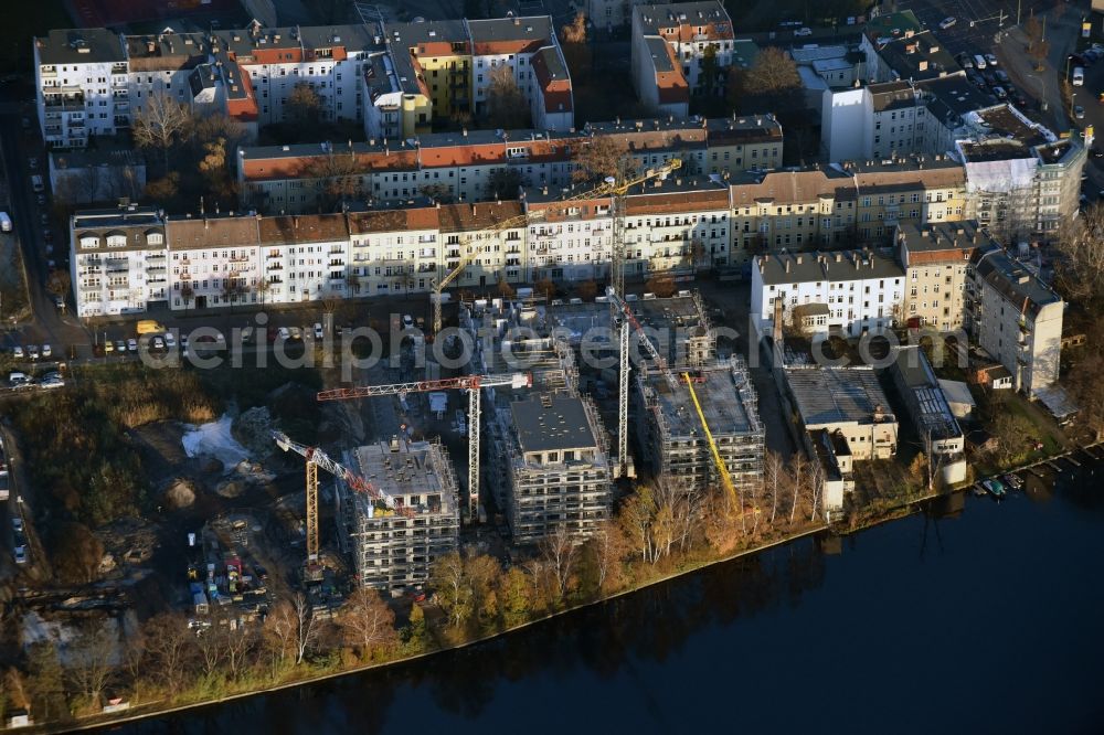 Berlin from above - Construction site of the MBN Bau AG to build a new multi-family residential complex in the Tabbertstrasse on the river banks of the Spree in Berlin