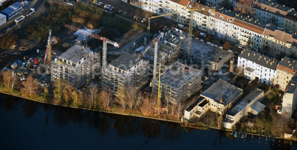 Berlin from the bird's eye view: Construction site of the MBN Bau AG to build a new multi-family residential complex in the Tabbertstrasse on the river banks of the Spree in Berlin