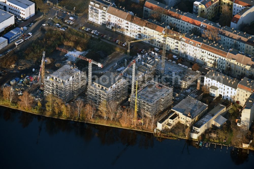 Aerial image Berlin - Construction site of the MBN Bau AG to build a new multi-family residential complex in the Tabbertstrasse on the river banks of the Spree in Berlin