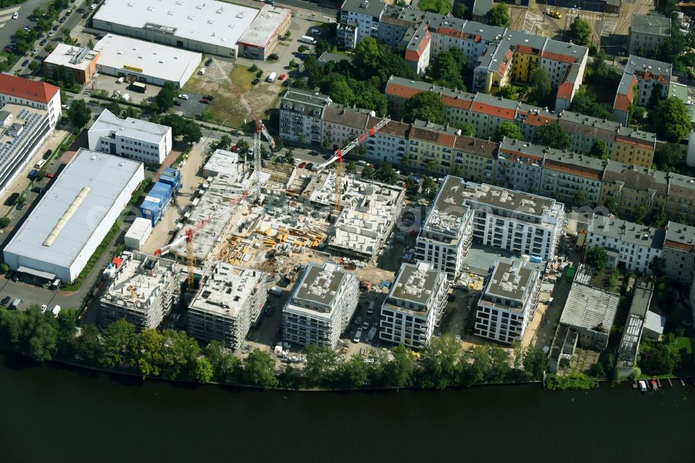 Aerial image Berlin - Construction site of the MBN Bau AG and E.L.I.A. Bau- & Projektmanagement GmbH to build a new multi-family residential complex in the Tabbertstrasse in Schoeneweide on the river banks of the Spree in Berlin