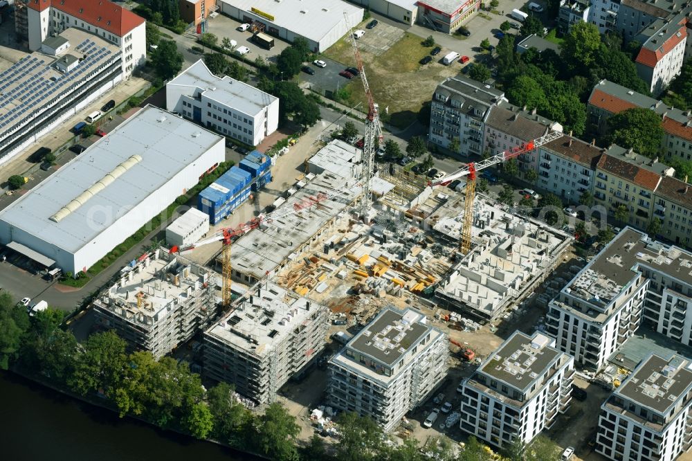 Aerial photograph Berlin - Construction site of the MBN Bau AG and E.L.I.A. Bau- & Projektmanagement GmbH to build a new multi-family residential complex in the Tabbertstrasse in Schoeneweide on the river banks of the Spree in Berlin