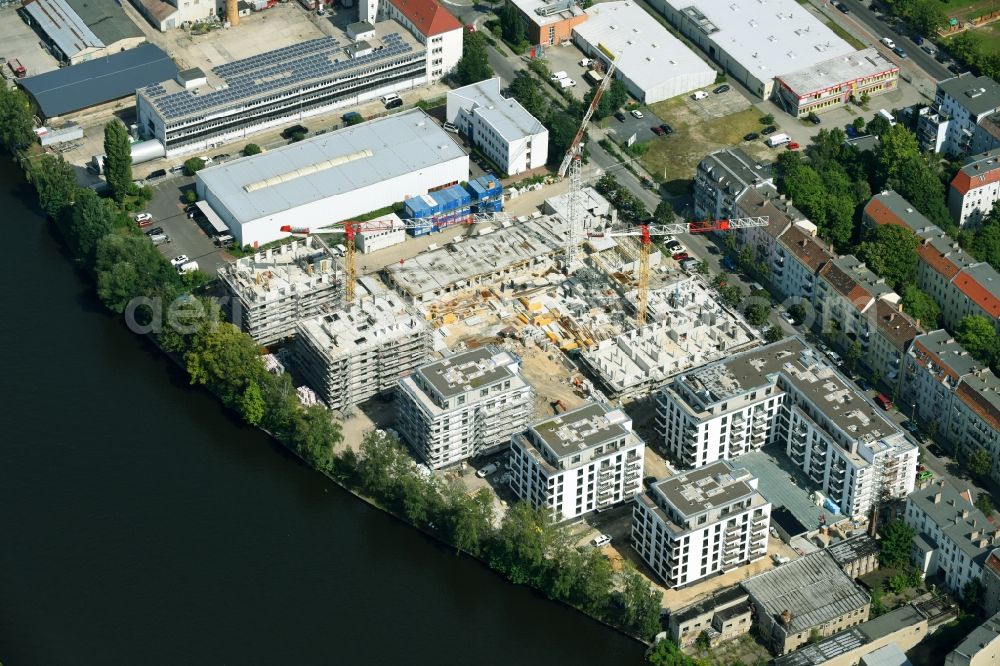 Berlin from above - Construction site of the MBN Bau AG and E.L.I.A. Bau- & Projektmanagement GmbH to build a new multi-family residential complex in the Tabbertstrasse in Schoeneweide on the river banks of the Spree in Berlin