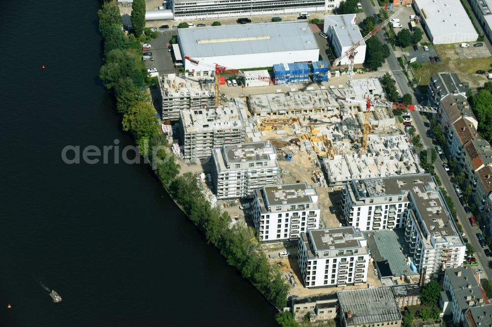 Berlin from the bird's eye view: Construction site of the MBN Bau AG and E.L.I.A. Bau- & Projektmanagement GmbH to build a new multi-family residential complex in the Tabbertstrasse in Schoeneweide on the river banks of the Spree in Berlin