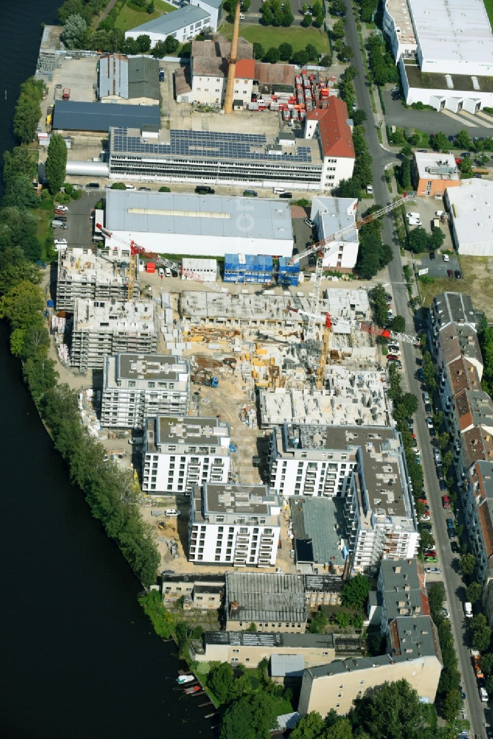 Aerial image Berlin - Construction site of the MBN Bau AG and E.L.I.A. Bau- & Projektmanagement GmbH to build a new multi-family residential complex in the Tabbertstrasse in Schoeneweide on the river banks of the Spree in Berlin