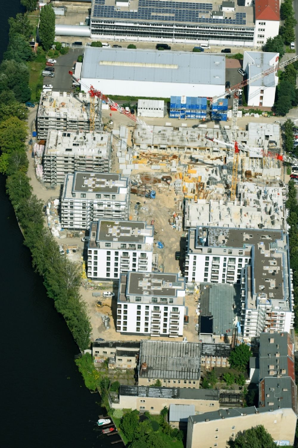 Aerial photograph Berlin - Construction site of the MBN Bau AG and E.L.I.A. Bau- & Projektmanagement GmbH to build a new multi-family residential complex in the Tabbertstrasse in Schoeneweide on the river banks of the Spree in Berlin