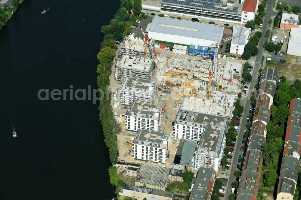 Berlin from above - Construction site of the MBN Bau AG and E.L.I.A. Bau- & Projektmanagement GmbH to build a new multi-family residential complex in the Tabbertstrasse in Schoeneweide on the river banks of the Spree in Berlin