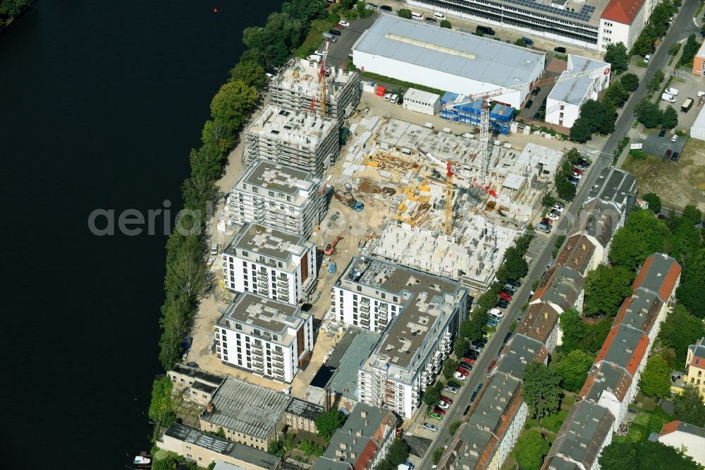 Berlin from the bird's eye view: Construction site of the MBN Bau AG and E.L.I.A. Bau- & Projektmanagement GmbH to build a new multi-family residential complex in the Tabbertstrasse in Schoeneweide on the river banks of the Spree in Berlin