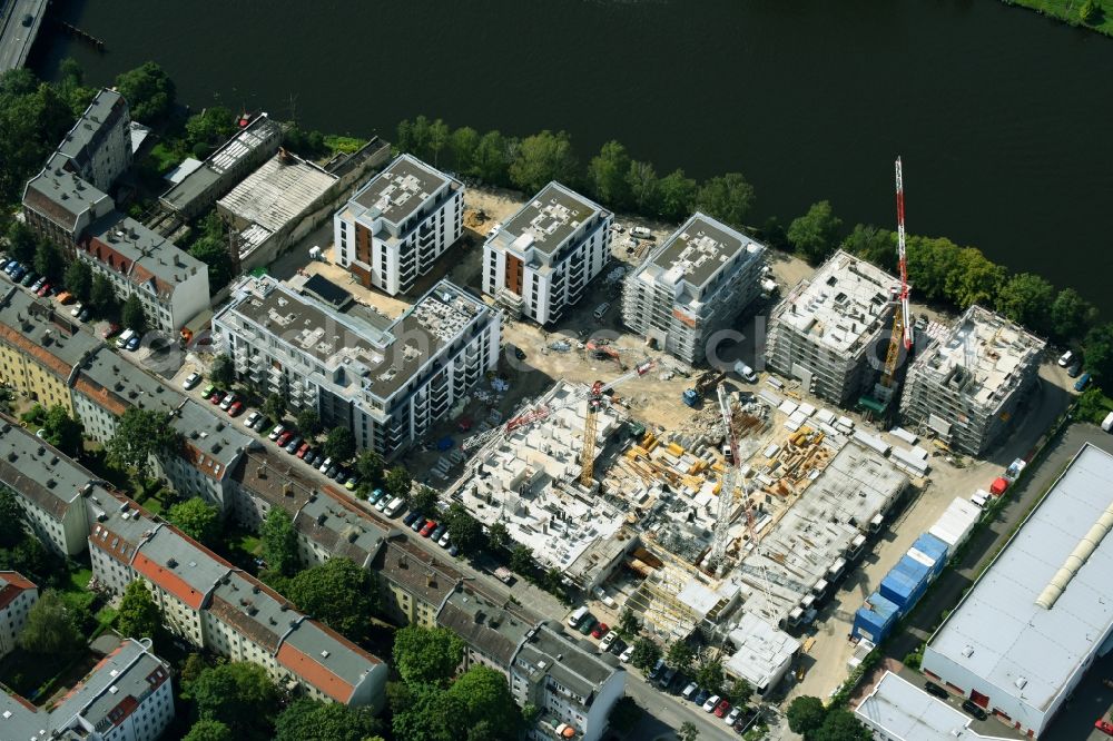 Berlin from above - Construction site of the MBN Bau AG and E.L.I.A. Bau- & Projektmanagement GmbH to build a new multi-family residential complex in the Tabbertstrasse in Schoeneweide on the river banks of the Spree in Berlin