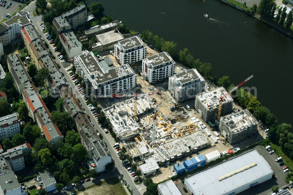 Berlin from the bird's eye view: Construction site of the MBN Bau AG and E.L.I.A. Bau- & Projektmanagement GmbH to build a new multi-family residential complex in the Tabbertstrasse in Schoeneweide on the river banks of the Spree in Berlin