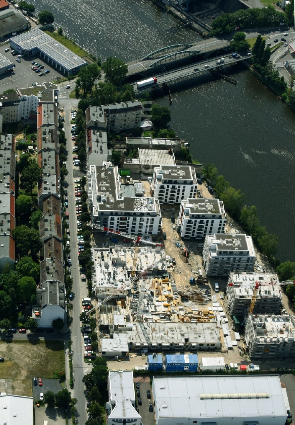 Aerial image Berlin - Construction site of the MBN Bau AG and E.L.I.A. Bau- & Projektmanagement GmbH to build a new multi-family residential complex in the Tabbertstrasse in Schoeneweide on the river banks of the Spree in Berlin