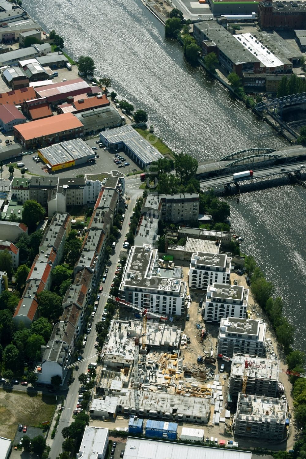 Aerial photograph Berlin - Construction site of the MBN Bau AG and E.L.I.A. Bau- & Projektmanagement GmbH to build a new multi-family residential complex in the Tabbertstrasse in Schoeneweide on the river banks of the Spree in Berlin