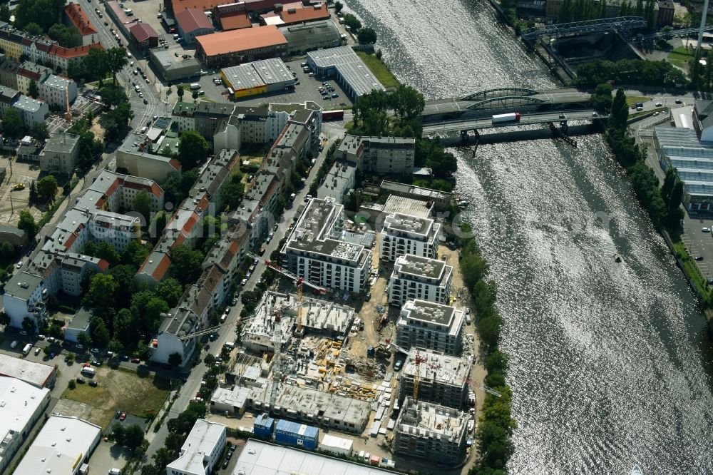 Berlin from the bird's eye view: Construction site of the MBN Bau AG and E.L.I.A. Bau- & Projektmanagement GmbH to build a new multi-family residential complex in the Tabbertstrasse in Schoeneweide on the river banks of the Spree in Berlin