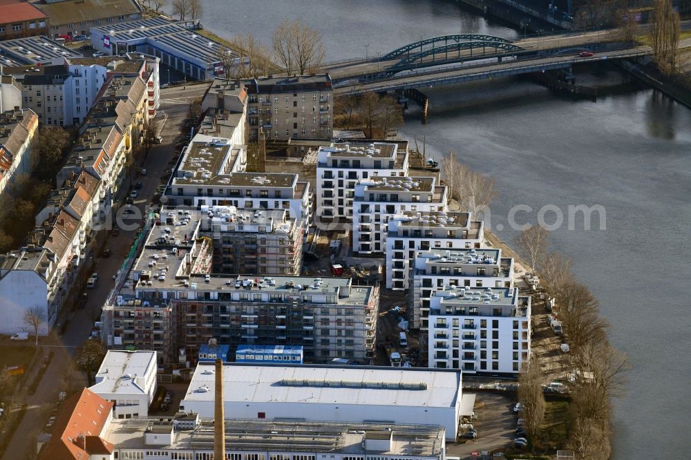 Aerial image Berlin - Construction site to build a new multi-family residential complex in the Tabbertstrasse in Schoeneweide on the river banks of the Spree in Berlin