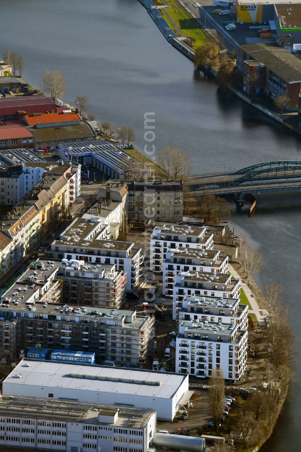 Aerial photograph Berlin - Construction site to build a new multi-family residential complex in the Tabbertstrasse in Schoeneweide on the river banks of the Spree in Berlin