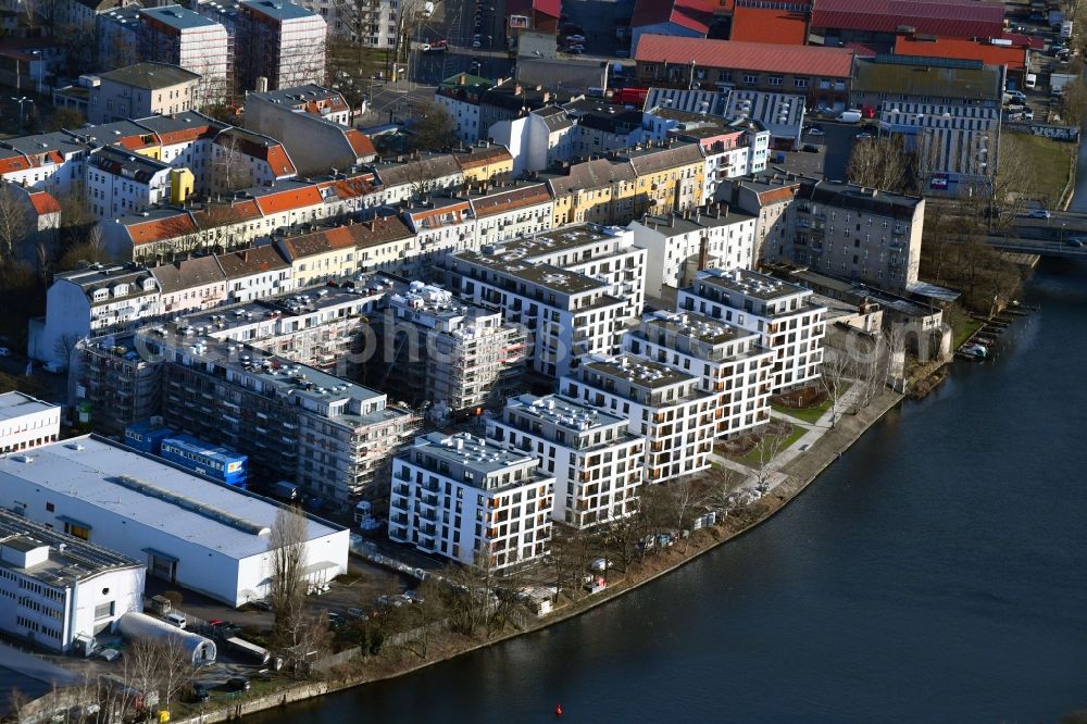 Berlin from the bird's eye view: Construction site to build a new multi-family residential complex in the Tabbertstrasse in Schoeneweide on the river banks of the Spree in Berlin