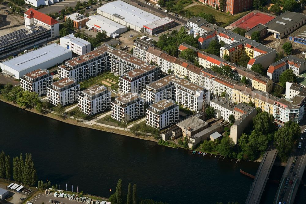 Berlin from the bird's eye view: Construction site to build a new multi-family residential complex in the Tabbertstrasse in Schoeneweide on the river banks of the Spree in Berlin