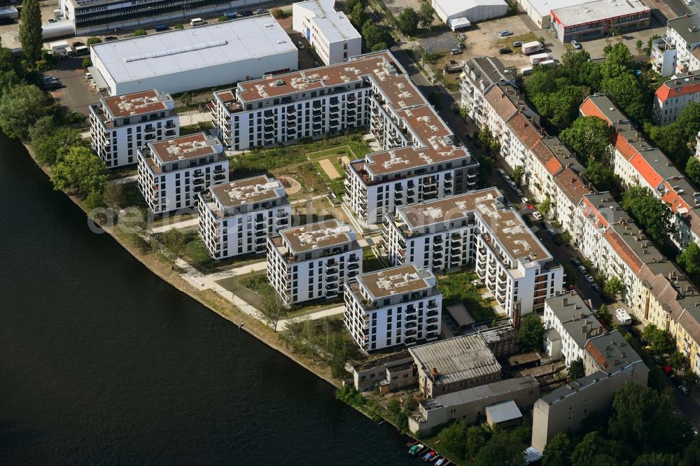 Aerial image Berlin - Construction site to build a new multi-family residential complex in the Tabbertstrasse in Schoeneweide on the river banks of the Spree in Berlin