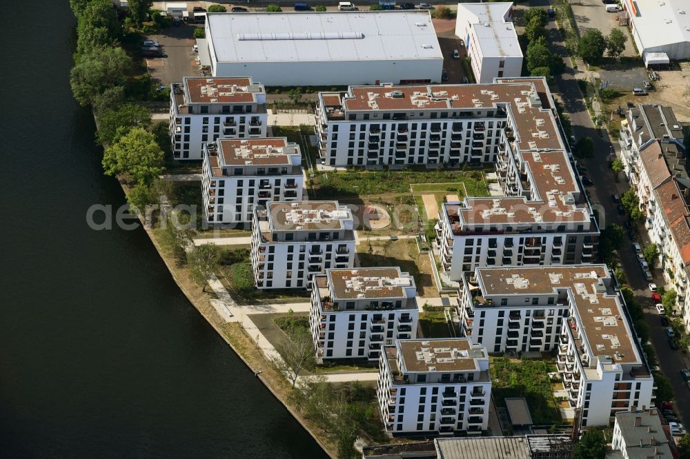 Aerial photograph Berlin - Construction site to build a new multi-family residential complex in the Tabbertstrasse in Schoeneweide on the river banks of the Spree in Berlin