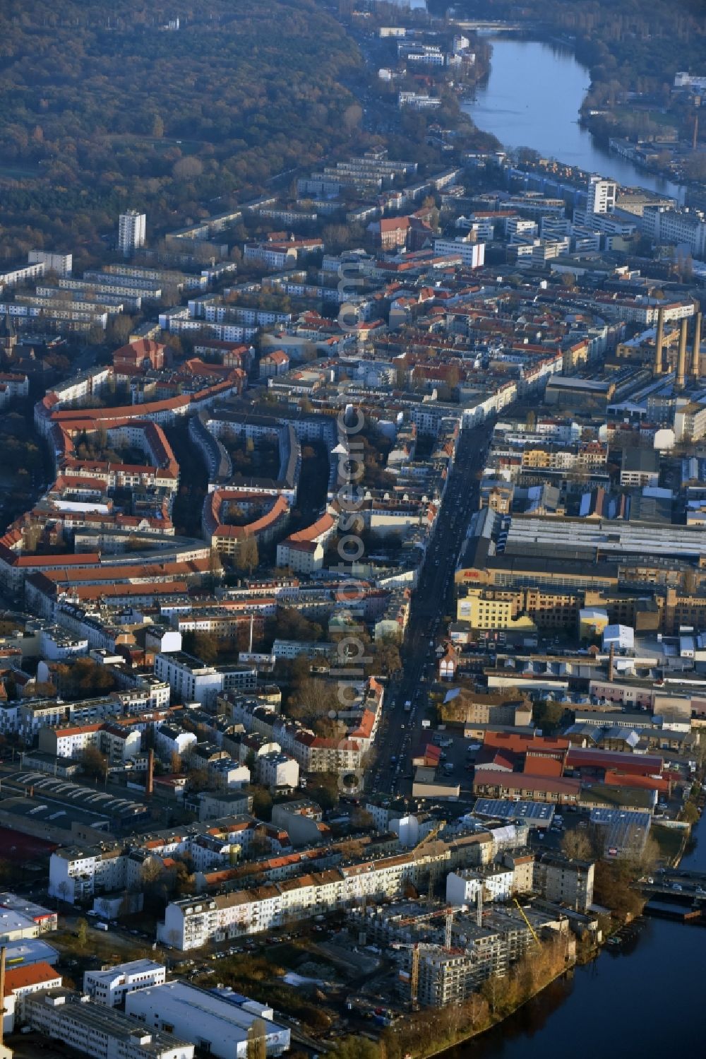 Aerial image Berlin - Construction site of the MBN Bau AG to build a new multi-family residential complex in the Tabbertstrasse on the river banks of the Spree in Berlin