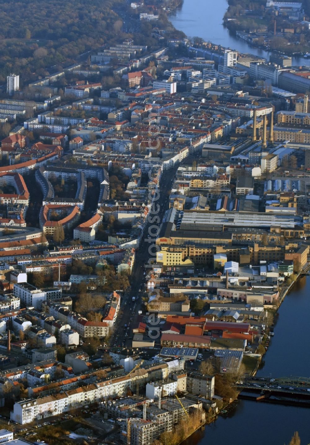 Aerial photograph Berlin - Construction site of the MBN Bau AG to build a new multi-family residential complex in the Tabbertstrasse on the river banks of the Spree in Berlin