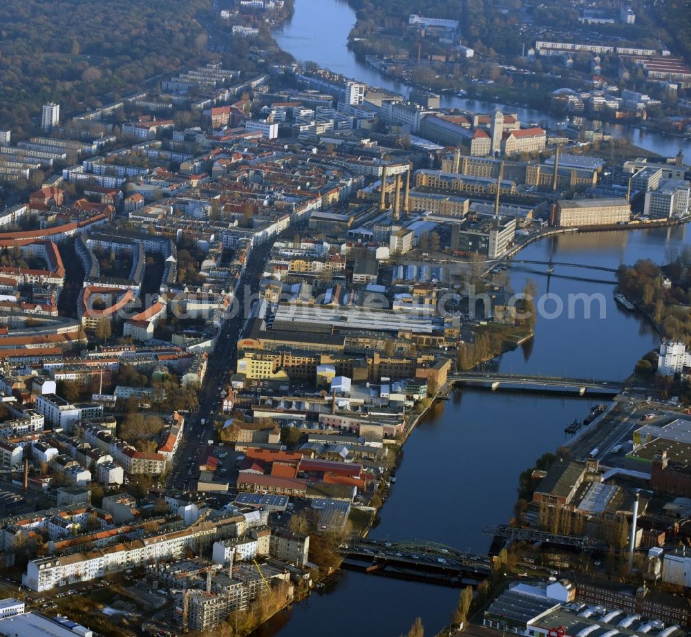 Berlin from above - Construction site of the MBN Bau AG to build a new multi-family residential complex in the Tabbertstrasse on the river banks of the Spree in Berlin