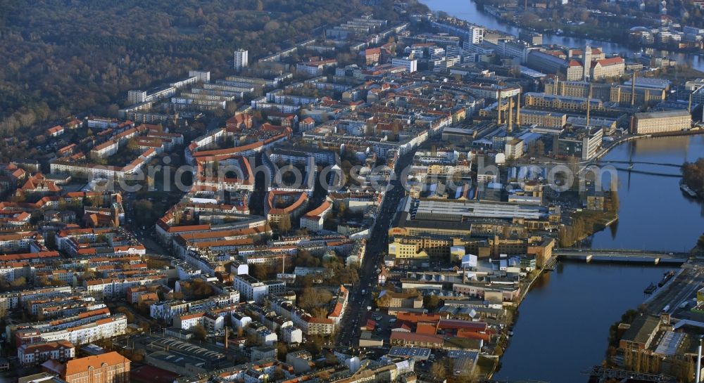 Berlin from the bird's eye view: Construction site of the MBN Bau AG to build a new multi-family residential complex in the Tabbertstrasse on the river banks of the Spree in Berlin