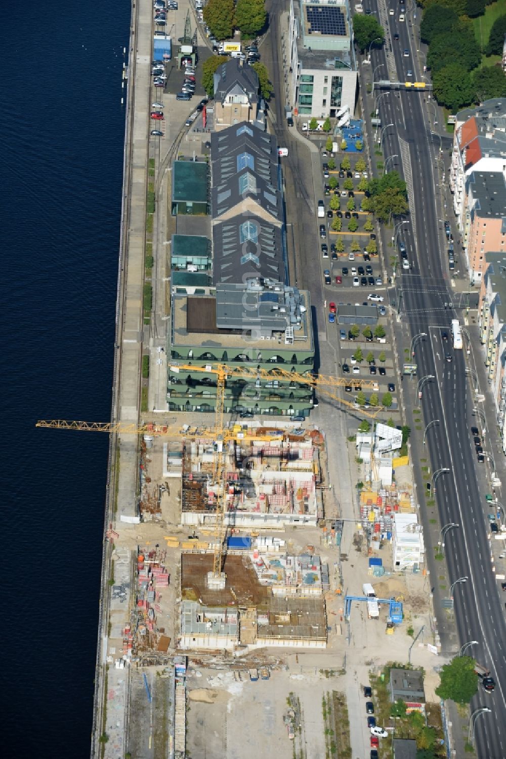 Aerial photograph Berlin - Construction site to build a new multi-family residential complex WATERSIDE LIVING BERLIN on the former Osthafen port on Stralauer Allee in the district Friedrichshain-Kreuzberg in Berlin, Germany