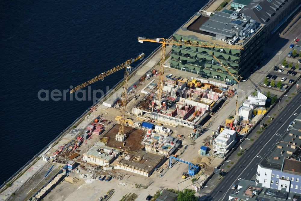 Berlin from the bird's eye view: Construction site to build a new multi-family residential complex WATERSIDE LIVING BERLIN on the former Osthafen port on Stralauer Allee in the district Friedrichshain-Kreuzberg in Berlin, Germany