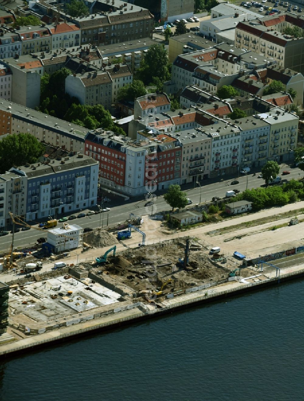 Berlin from the bird's eye view: Construction site to build a new multi-family residential complex WATERSIDE LIVING BERLIN on the former Osthafen port on Stralauer Allee in the district Friedrichshain-Kreuzberg in Berlin, Germany