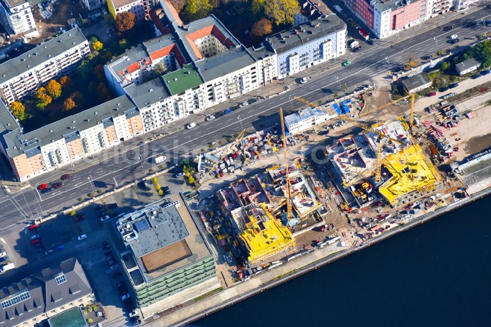 Berlin from the bird's eye view: Construction site to build a new multi-family residential complex WATERSIDE LIVING BERLIN on the former Osthafen port on Stralauer Allee in the district Friedrichshain-Kreuzberg in Berlin, Germany