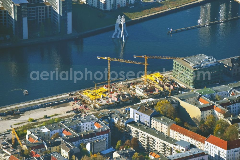 Aerial image Berlin - Construction site to build a new multi-family residential complex WATERSIDE LIVING BERLIN on the former Osthafen port on Stralauer Allee in the district Friedrichshain-Kreuzberg in Berlin, Germany