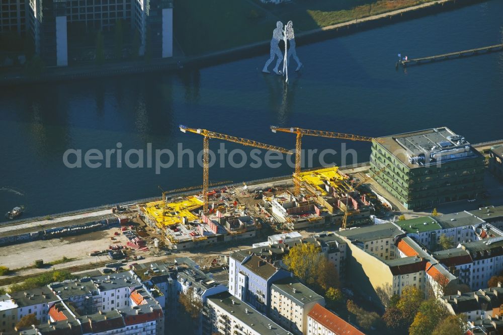 Aerial photograph Berlin - Construction site to build a new multi-family residential complex WATERSIDE LIVING BERLIN on the former Osthafen port on Stralauer Allee in the district Friedrichshain-Kreuzberg in Berlin, Germany