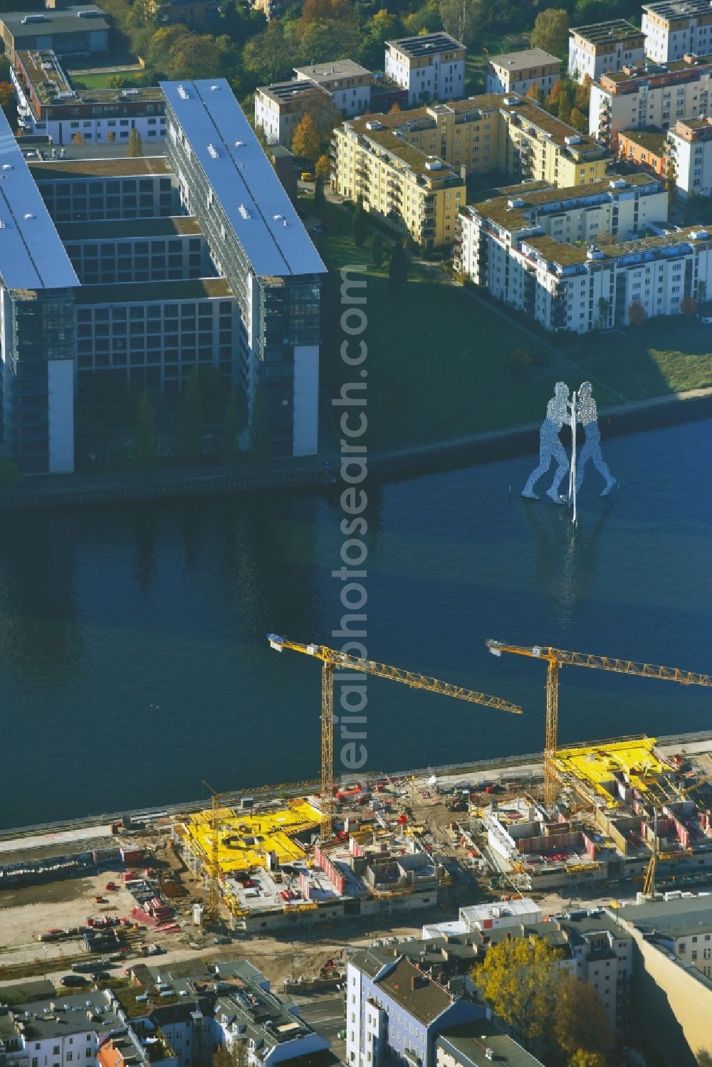 Berlin from the bird's eye view: Construction site to build a new multi-family residential complex WATERSIDE LIVING BERLIN on the former Osthafen port on Stralauer Allee in the district Friedrichshain-Kreuzberg in Berlin, Germany