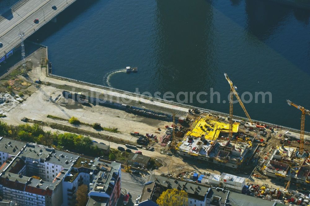 Aerial photograph Berlin - Construction site to build a new multi-family residential complex WATERSIDE LIVING BERLIN on the former Osthafen port on Stralauer Allee in the district Friedrichshain-Kreuzberg in Berlin, Germany