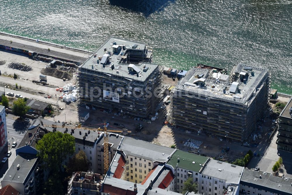 Berlin from the bird's eye view: Construction site to build a new multi-family residential complex WAVE WATERSIDE LIVING BERLIN on the former Osthafen port on Stralauer Allee in the district Friedrichshain in Berlin, Germany