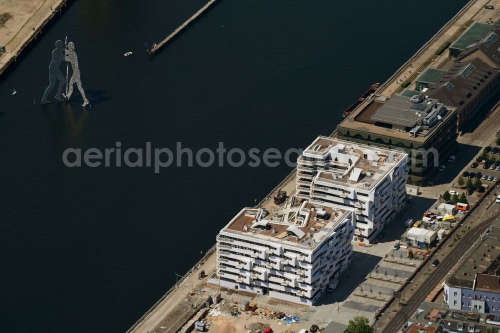 Berlin from the bird's eye view: Construction site to build a new multi-family residential complex WAVE WATERSIDE LIVING BERLIN on the former Osthafen port on Stralauer Allee in the district Friedrichshain in Berlin, Germany