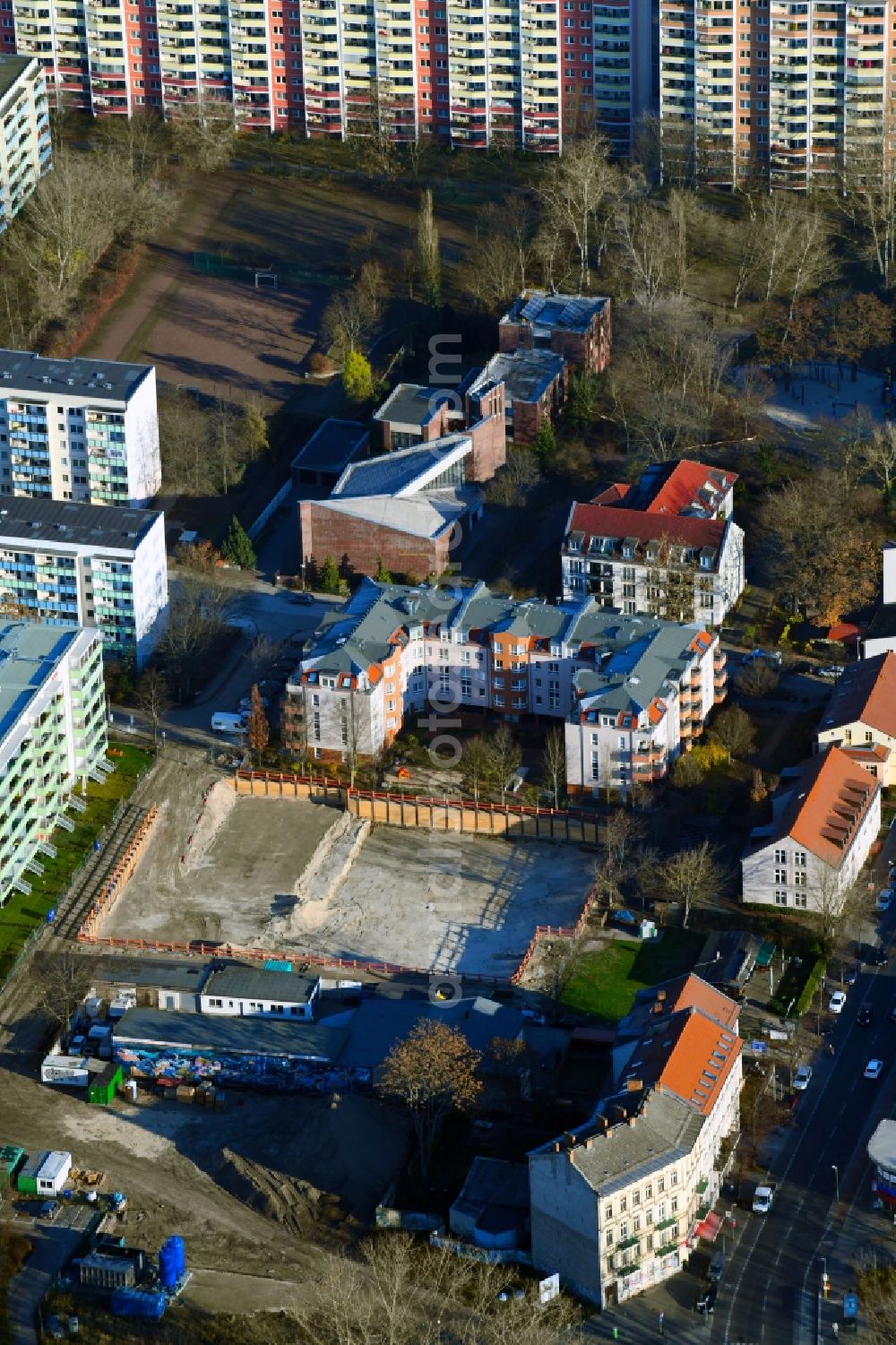 Berlin from the bird's eye view: Construction site to build a new multi-family residential complex of Wohnungsbaugenossenschaft Solidaritaet eG on Kurze Strasse in Berlin, Germany