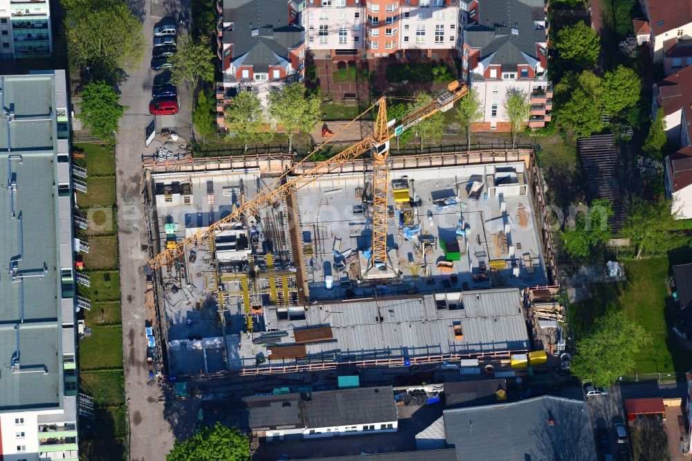 Berlin from the bird's eye view: Construction site to build a new multi-family residential complex of Wohnungsbaugenossenschaft Solidaritaet eG on Kurze Strasse in Berlin, Germany